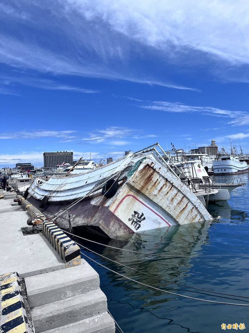积欠渔会贷款遭扣渔船半沉没，澎湖区渔会声称拥有抵押权。（记者刘禹庆摄）