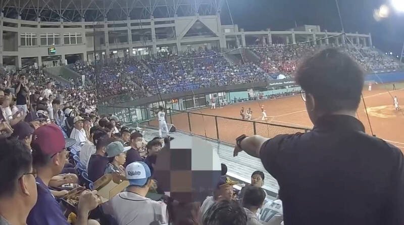 留言恐吓后继续看球，男大生球赛看到一半被警方叫走。（警方提供）