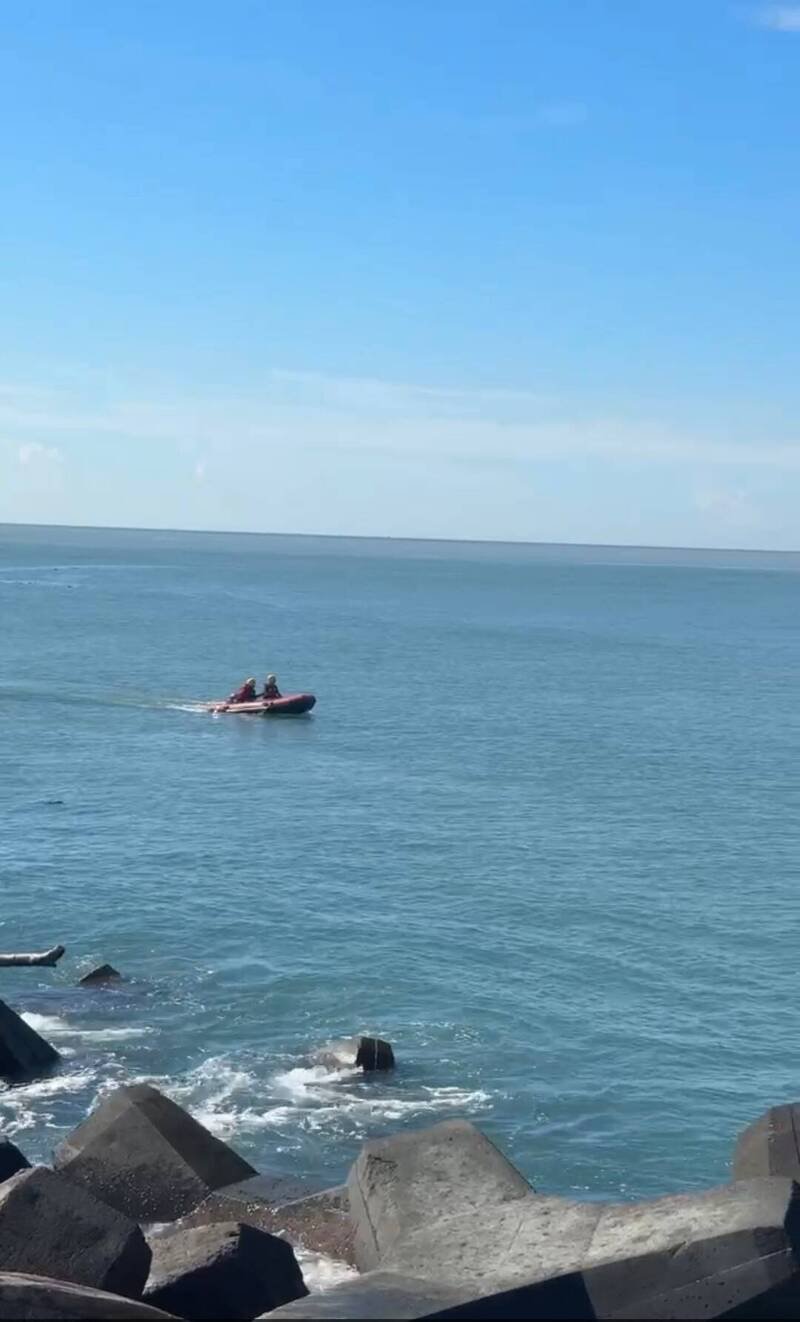 东港渔港传出落水事件，昨天漏夜搜索，今天上午持续。（消防局提供）