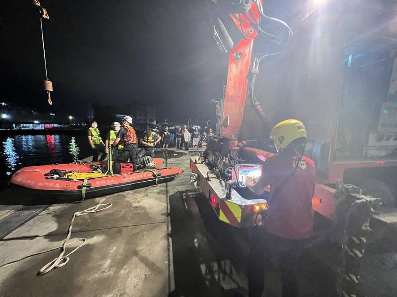 东港渔港传出落水事件。（消防局提供）