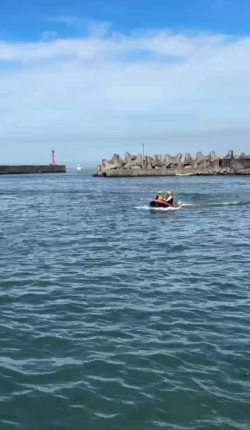 东港渔港传出落水事件，昨天漏夜搜索，今天上午持续。（消防局提供）