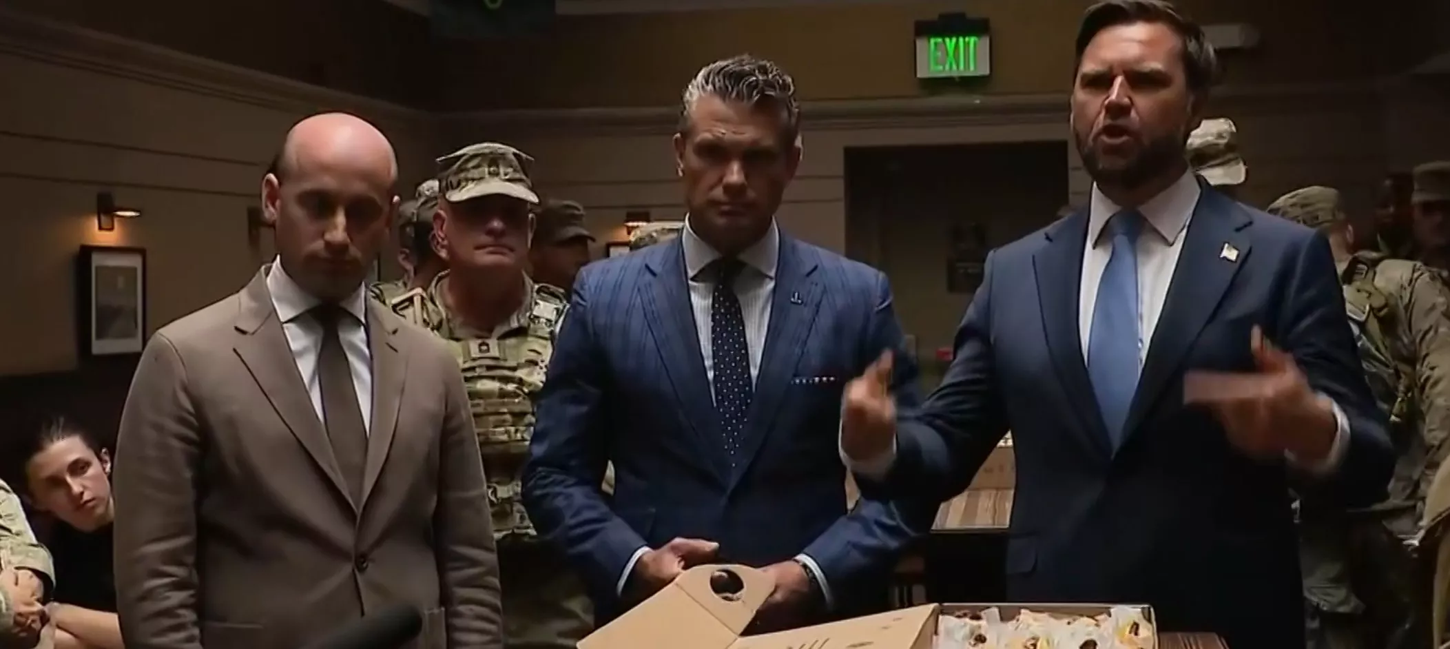 慰问变对峙 万斯、赫格塞斯视察华盛顿驻军时遭嘘