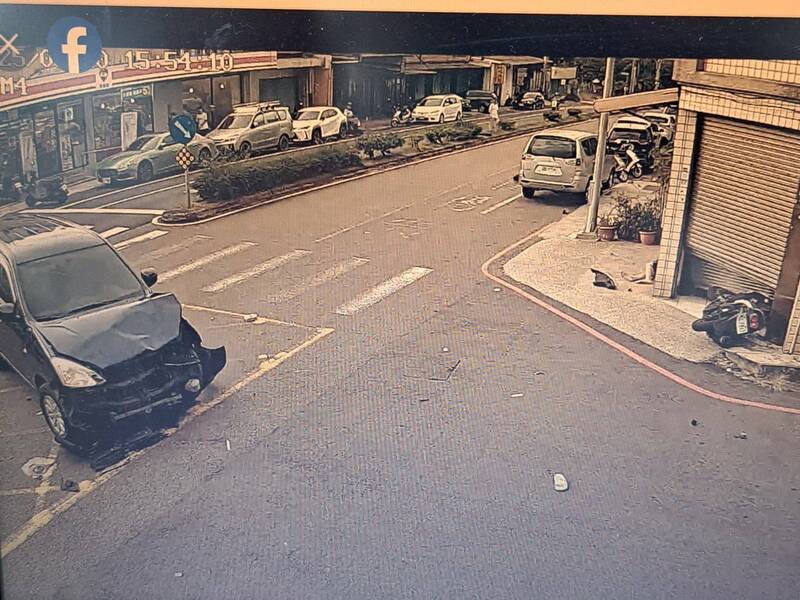 新竹市高翠路巷弄路口又见车祸，高峰里长郭朋鑫PO监视录影画面，怒批市府交通处5年来不设号志杆。（记者洪美秀翻摄）