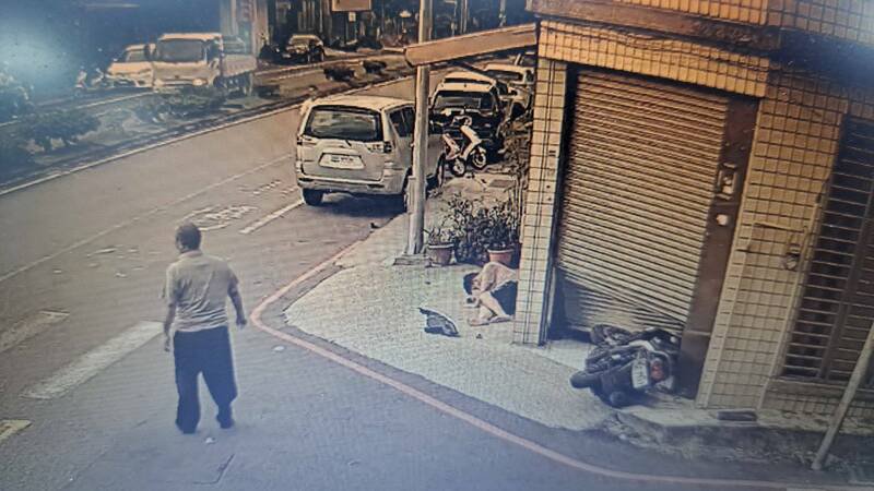 新竹市高翠路巷弄路口又见车祸，高峰里长郭朋鑫PO监视录影画面，怒批市府交通处5年来不设号志杆。（记者洪美秀翻摄）