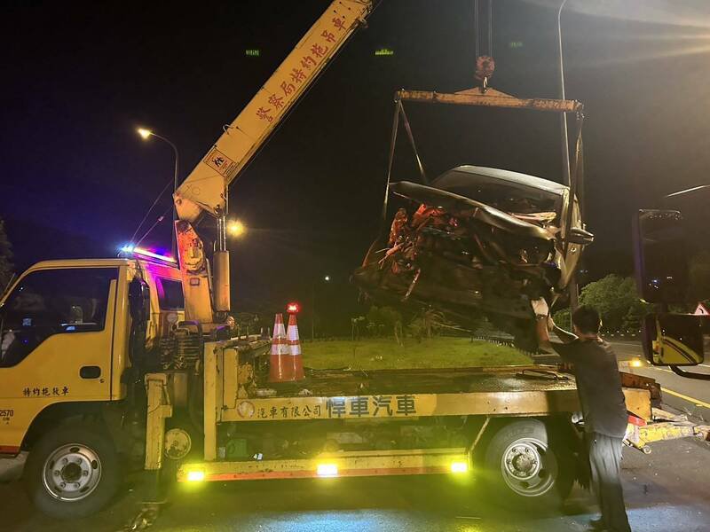 拖吊车将事故车吊离现场。（记者吴升儒翻摄）