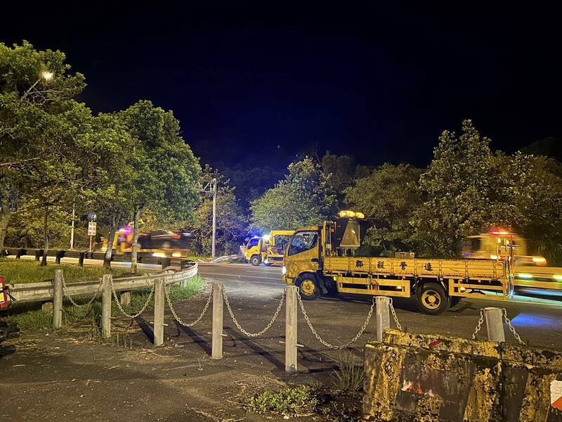 拖吊车前往现场协助移置事故车辆。（记者吴升儒翻摄）