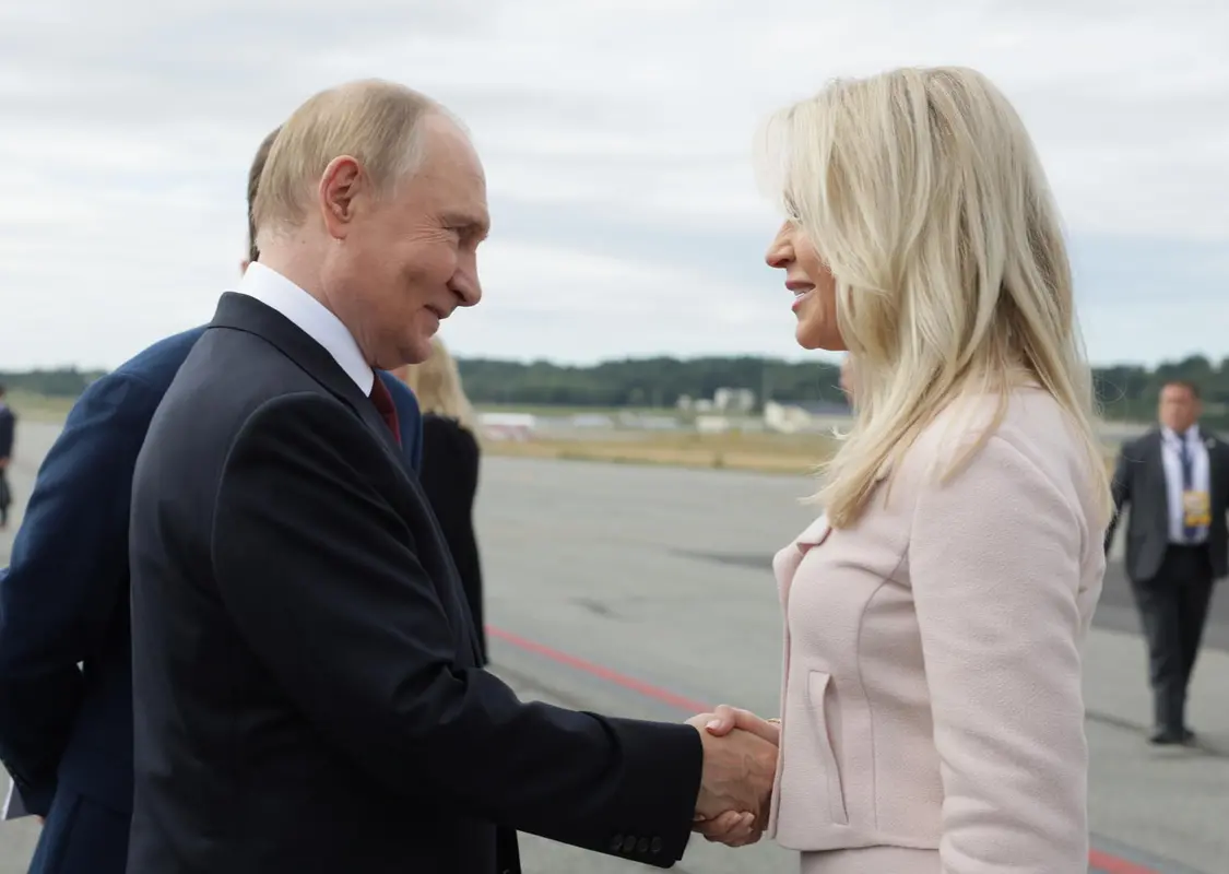 ▲“特普会”结束后，莫妮卡·克劳利在机场送行