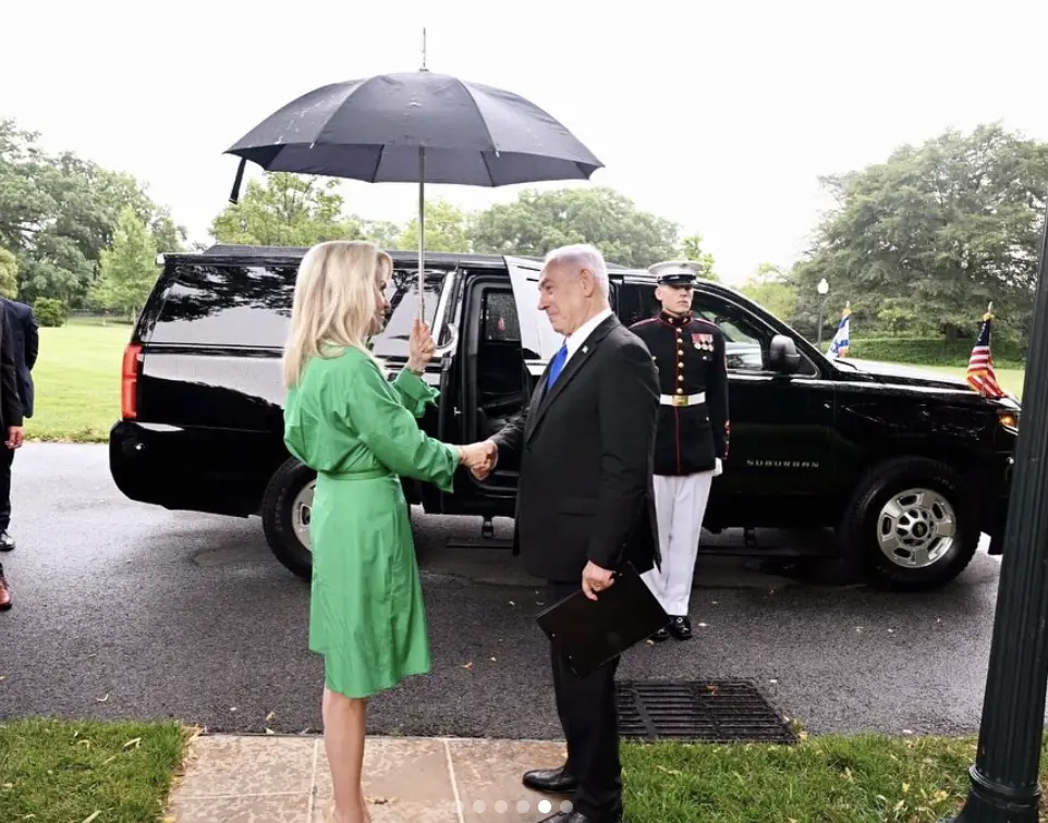 ▲莫妮卡·克劳利将内塔尼亚胡送上车