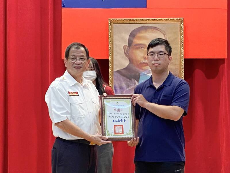 新北市许姓男子搭乘公车途经淡水失去呼吸心跳，车上吴姓女大生及加入「听见AED急救通报」的唐姓外送员（见图）联手急救，搭配赶抵消防员联手救人；新北市消防局长陈崇岳今天表扬唐男。（记者吴仁捷翻摄）