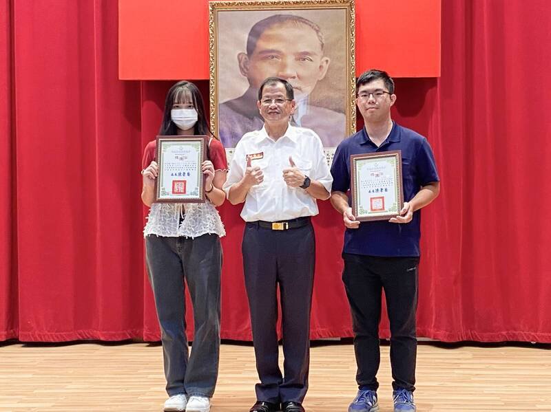 新北市许姓男子搭乘公车途经淡水失去呼吸心跳，车上吴姓女大生及加入「听见AED急救通报」的唐姓外送员联手急救，搭配赶抵消防员联手救人；新北市消防局长陈崇岳（中）今天表扬吴姓女大生（左）及唐男（右）两人。（记者吴仁捷翻摄）