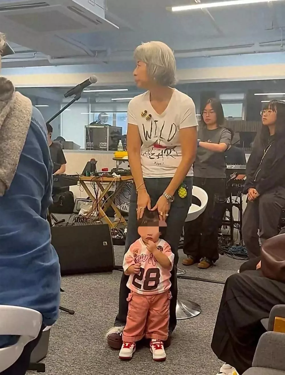 叶倩文录音室带孙女画面曝光:满头银发优雅动人