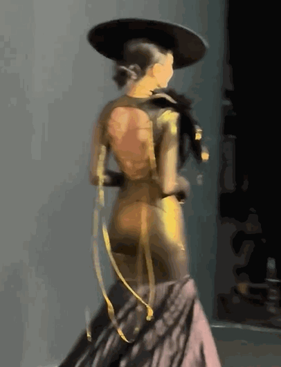 上海这一夜暴露江湖地位,宋佳热巴坐第四排,杨幂坐CEO旁