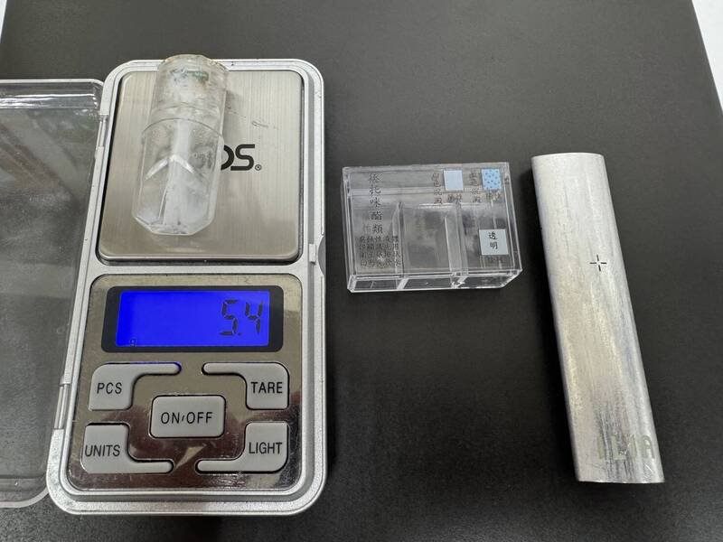 警方在车上搜出毒品丧尸烟弹。（记者陆运锋翻摄）