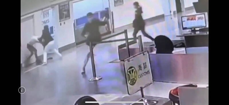 近日发生三起疑似走私毒品入境，该关关员拦查时，嫌犯企图逃跑，其中一案嫌犯甚至挥拳攻击执检关员。（桃园机场记者联谊会提供）