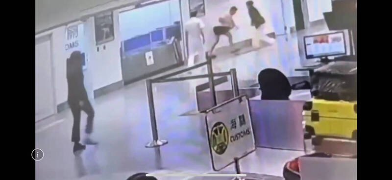 近日发生三起疑似走私毒品入境，该关关员拦查时，嫌犯企图逃跑，其中一案嫌犯甚至挥拳攻击执检关员。（桃园机场记者联谊会提供）
