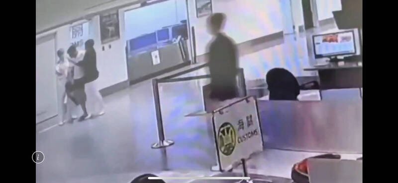 近日发生三起疑似走私毒品入境，该关关员拦查时，嫌犯企图逃跑，其中一案嫌犯甚至挥拳攻击执检关员。（桃园机场记者联谊会提供）