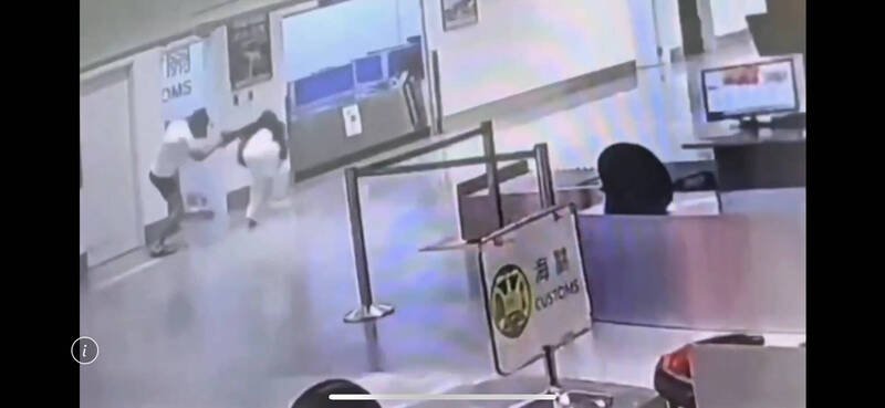 近日发生三起疑似走私毒品入境，该关关员拦查时，嫌犯企图逃跑，其中一案嫌犯甚至挥拳攻击执检关员。（桃园机场记者联谊会提供）