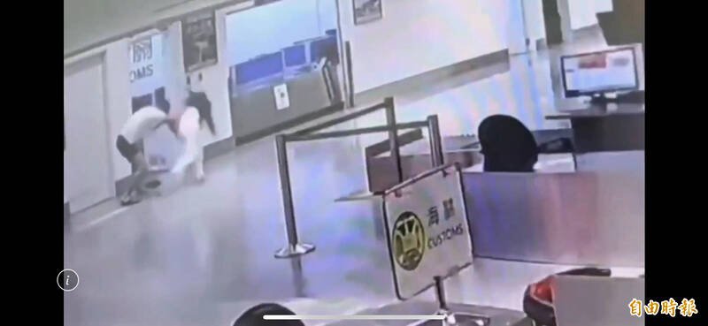 近日发生三起疑似走私毒品入境，该关关员拦查时，嫌犯企图逃跑，其中一案嫌犯甚至挥拳攻击执检关员。（桃园机场记者联谊会提供）