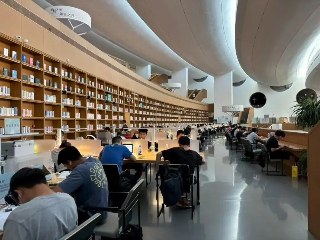 安静有序的阅览室。图/九派新闻记者 阳丹