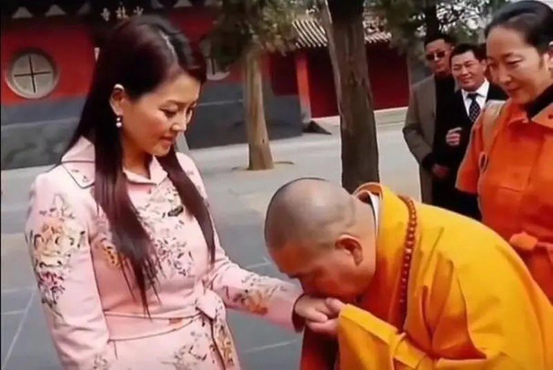 网传释永信亲吻李湘手背的照片。 网易号「喜文多见01 」 网传释永信亲吻李湘手背的照片。 网易号「喜文多见01 」