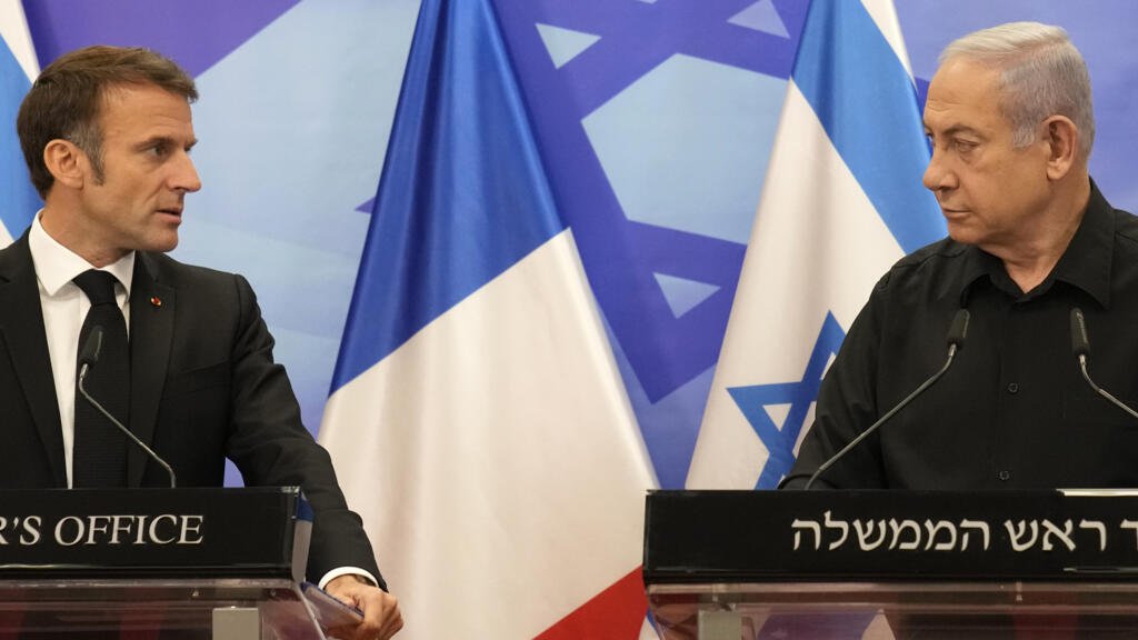 O primeiro-ministro israelense Benjamin Netanyahu, à direita, e o presidente francês Emmanuel Macron participam de uma coletiva de imprensa conjunta em Jerusalém, terça-feira, 24 de outubro de 2023.