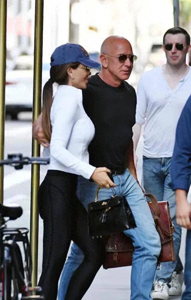 贝佐斯法国度假!桑切斯闷闷不乐 据说不满老公给悉尼妹投资