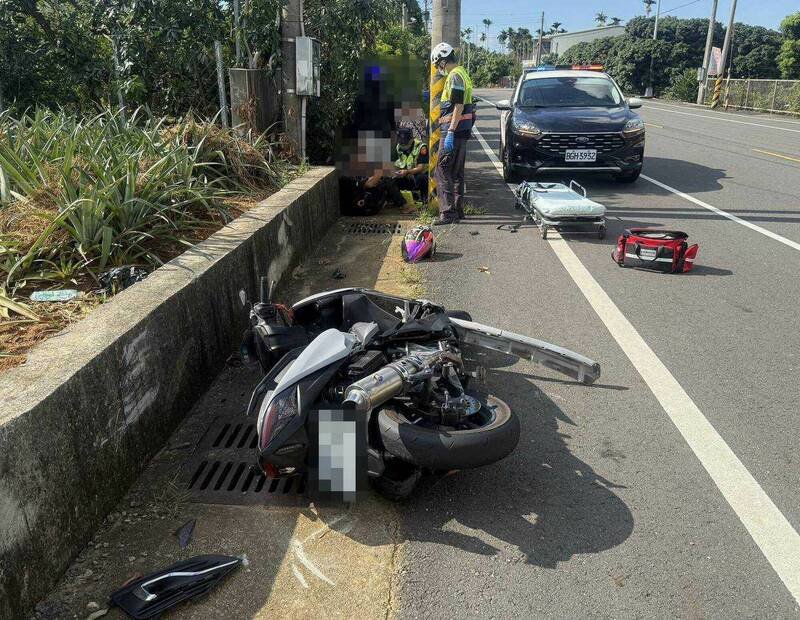 轿车139线突回转，18岁骑士轻伤。（图由消防局提供）