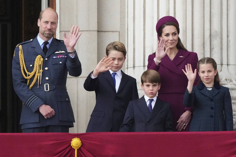 威廉王子一家出席王室活动，在白金汉宫阳台上向民众挥手致意。（美联社档案照）