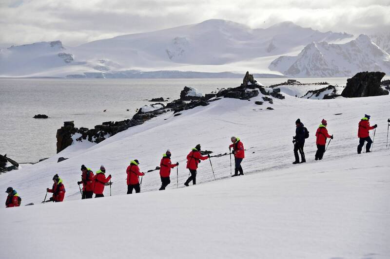 走在南极半月岛的一群观光客。（法新社档案照）