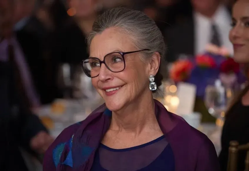 ·参加慈善宴会的爱丽丝。