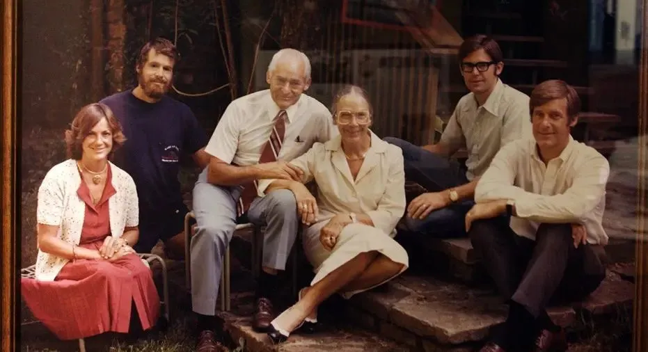 ·爱丽丝（左一）与父母、三个哥哥的合影。