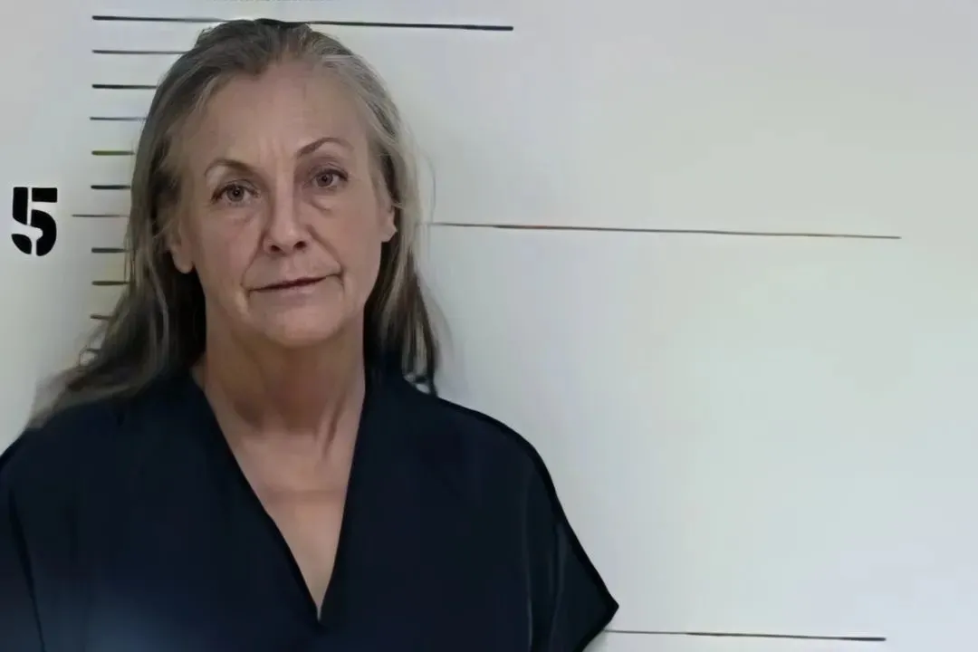 ·爱丽丝车祸后被逮捕。