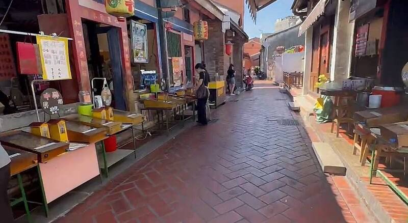 翁女妈妈来鹿港老街游玩弄丢手链，心痛不已。（民众提供）