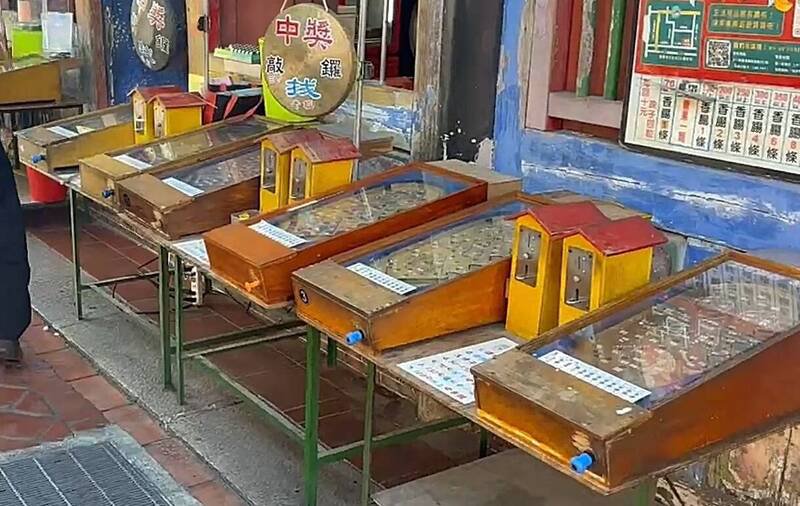 女儿沿途找店家看监视器，最后发现在弹珠店弄丢。（民众提供）