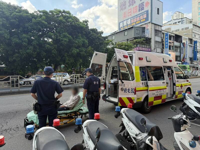 在中检指挥下，中市警局第二分局将纪男（左二）强制送医治疗。（记者张瑞桢翻摄）