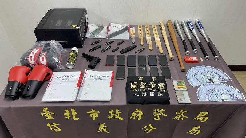 警方查扣证物。（记者郑景议翻摄）