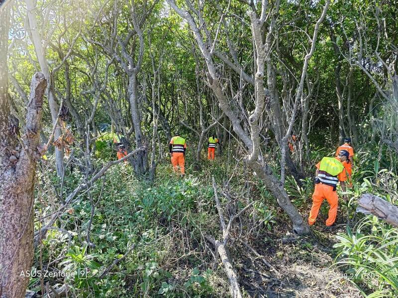 海巡人员前往海域治安热点搜索。（记者吴升儒翻摄）