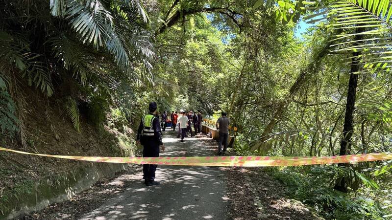 曾姓少年遭虐杀后，被凶嫌等人弃尸在俗称「仙公路」的武营农路边坡下。（民众提供）