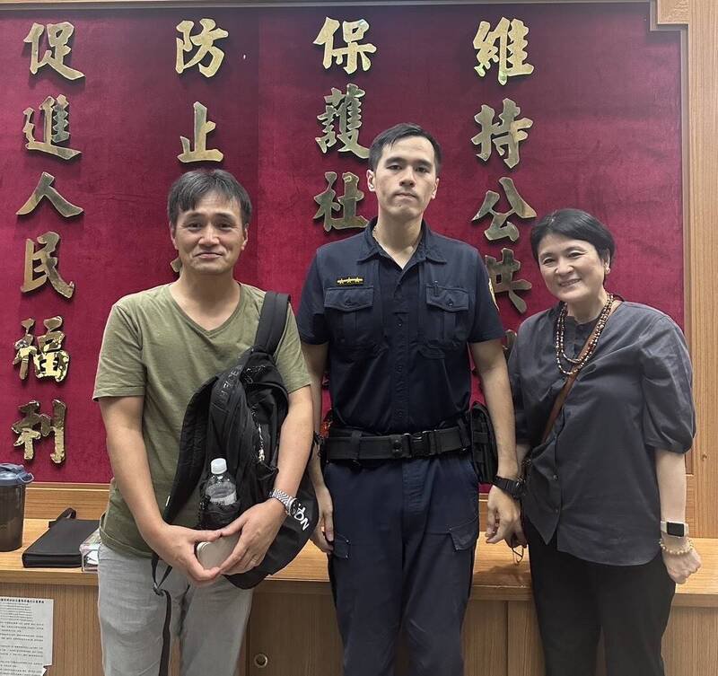 南海路派出所警员詹培尧与日籍夫妇合影。（记者刘庆侯翻摄）