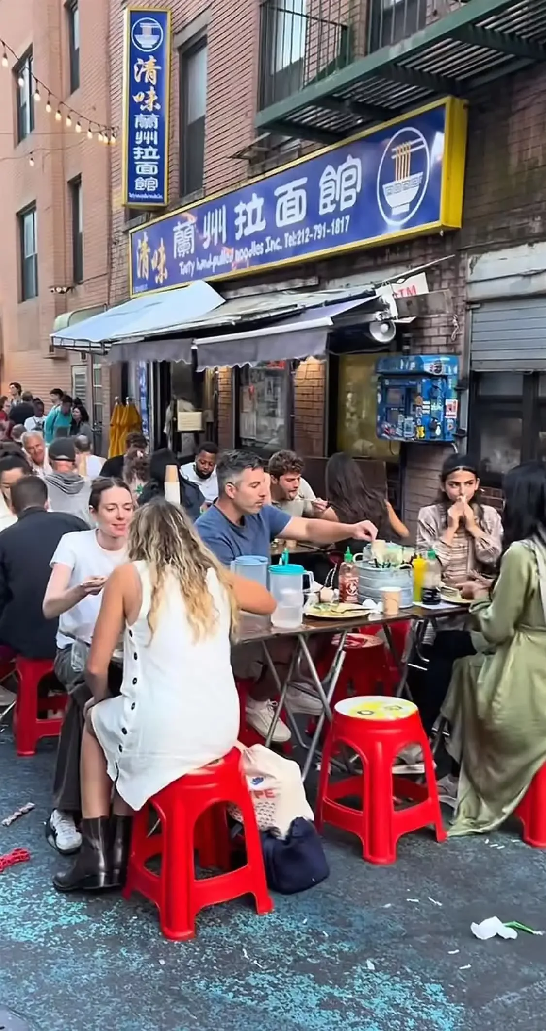 纽约兰州拉面馆生意火爆 老外排长队 坐塑料凳就餐