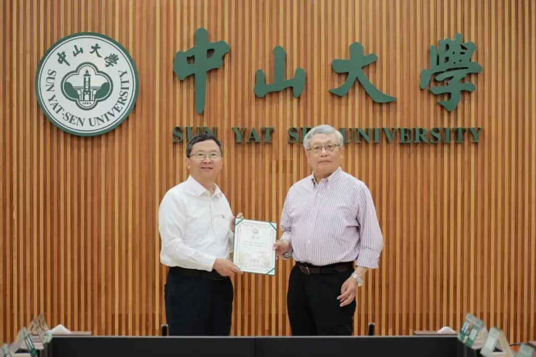 中山大学校长高松为张益唐教授(右)颁发聘书。中山大学微信公众号