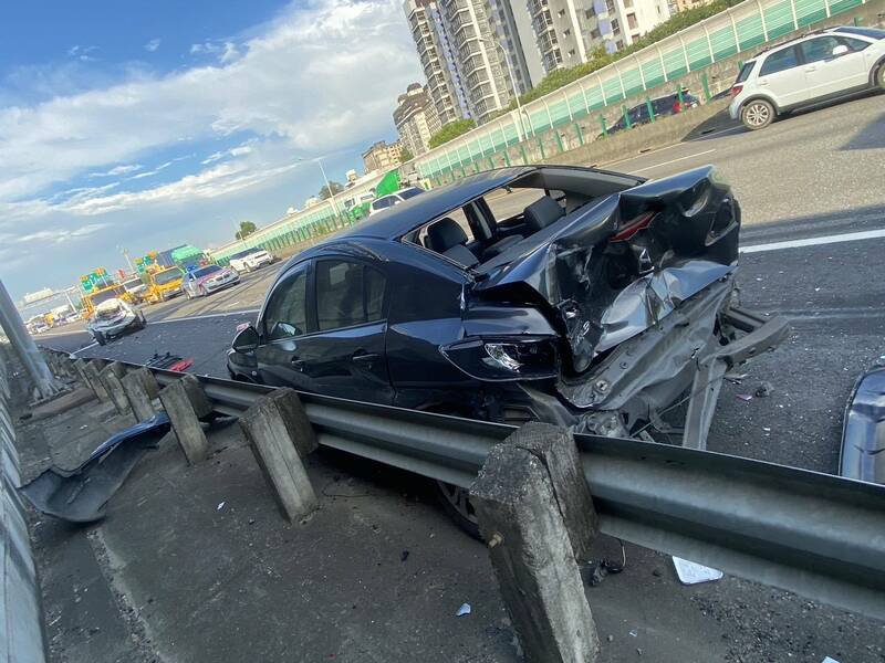 国1中坜路段下午4车追撞，2轿车驾驶轻伤，送医无碍。（记者黄政嘉翻摄）