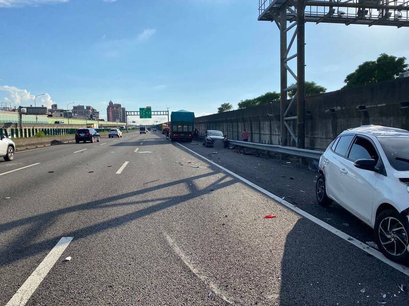 国1中坜路段下午4车追撞，2轿车驾驶轻伤，送医无碍。（记者黄政嘉翻摄）