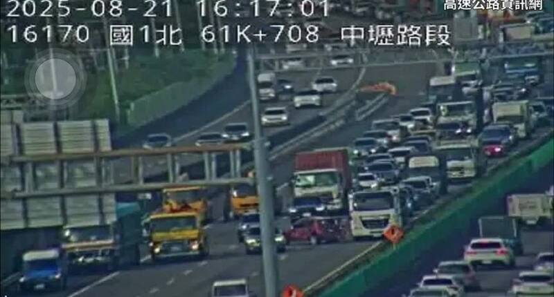 国1中坜路段下午4车追撞2轻伤，大货车驾驶疑车流回堵恍神酿祸，该路段一度大塞车。（记者黄政嘉翻摄）