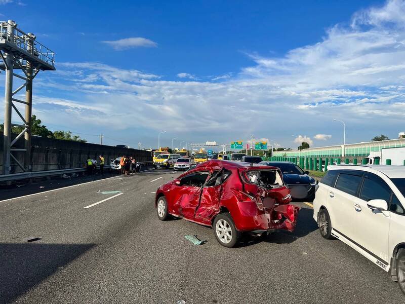 国1中坜路段下午4车追撞，2轿车驾驶轻伤，送医无碍。（记者黄政嘉翻摄）