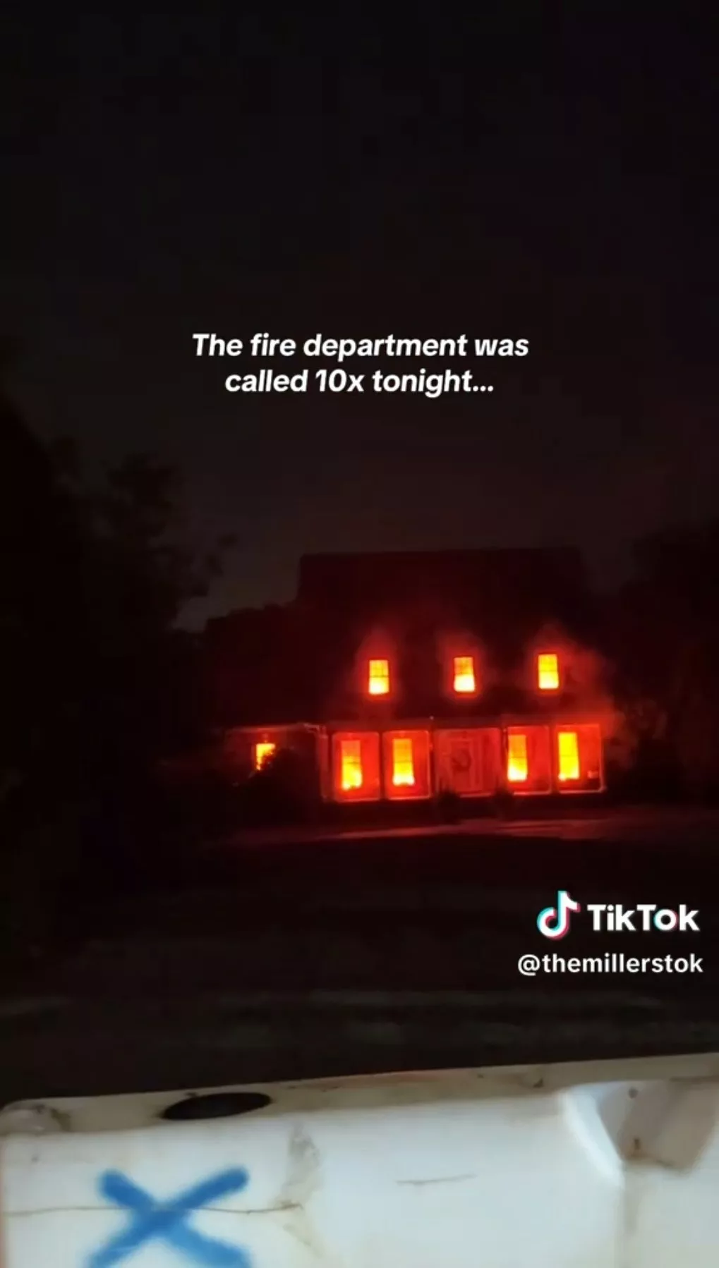 为迎万圣节 美夫妻把房子装饰成这样 邻居狂报警