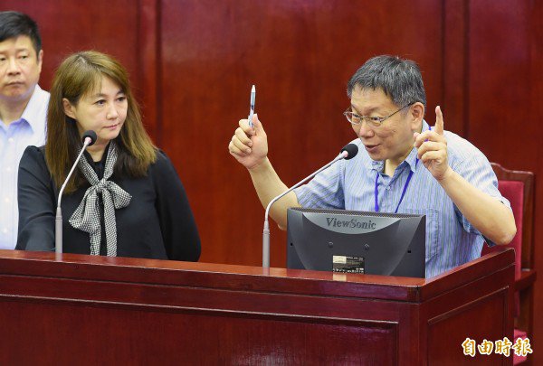 台北市长柯文哲（右）13日出席市政总质询，针对市议员关注「一日双城」、「一日双塔」的经费来源问题，柯文哲与观传局长简余晏（左）在台上说明。（记者廖振辉摄）
