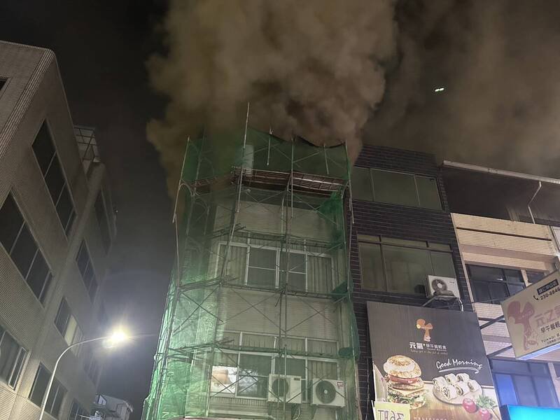 台南归仁中山路2段闹区4层楼民宅火警，浓烟不断从顶楼窜出。（读者提供）