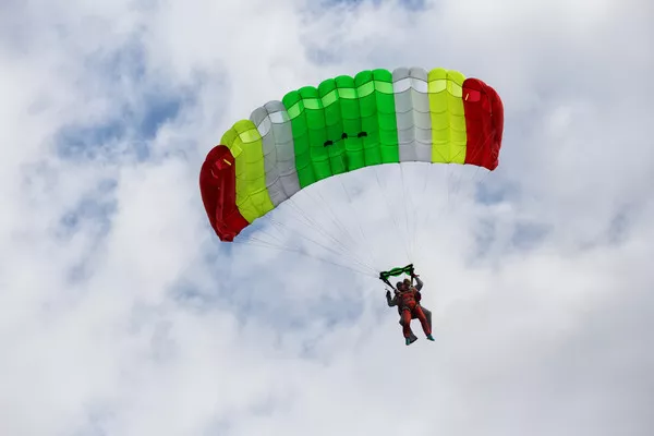 美2跳伞员高空中相撞!25年老手“完美降落”仍丧命