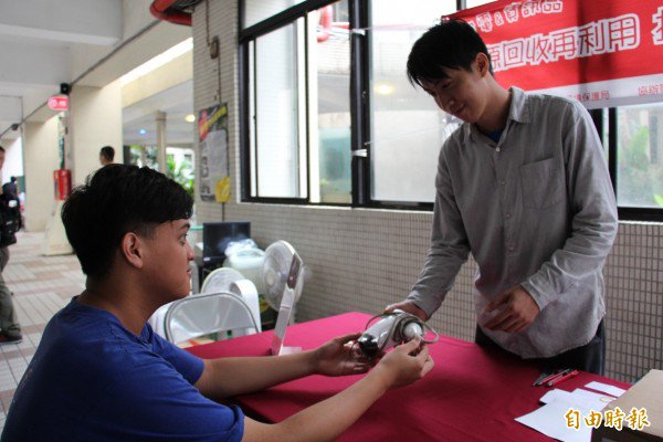 环保局在大家院校摆摊，鼓励学生将汰换的家电或资讯用品回收再利用。（记者谢佳君摄）